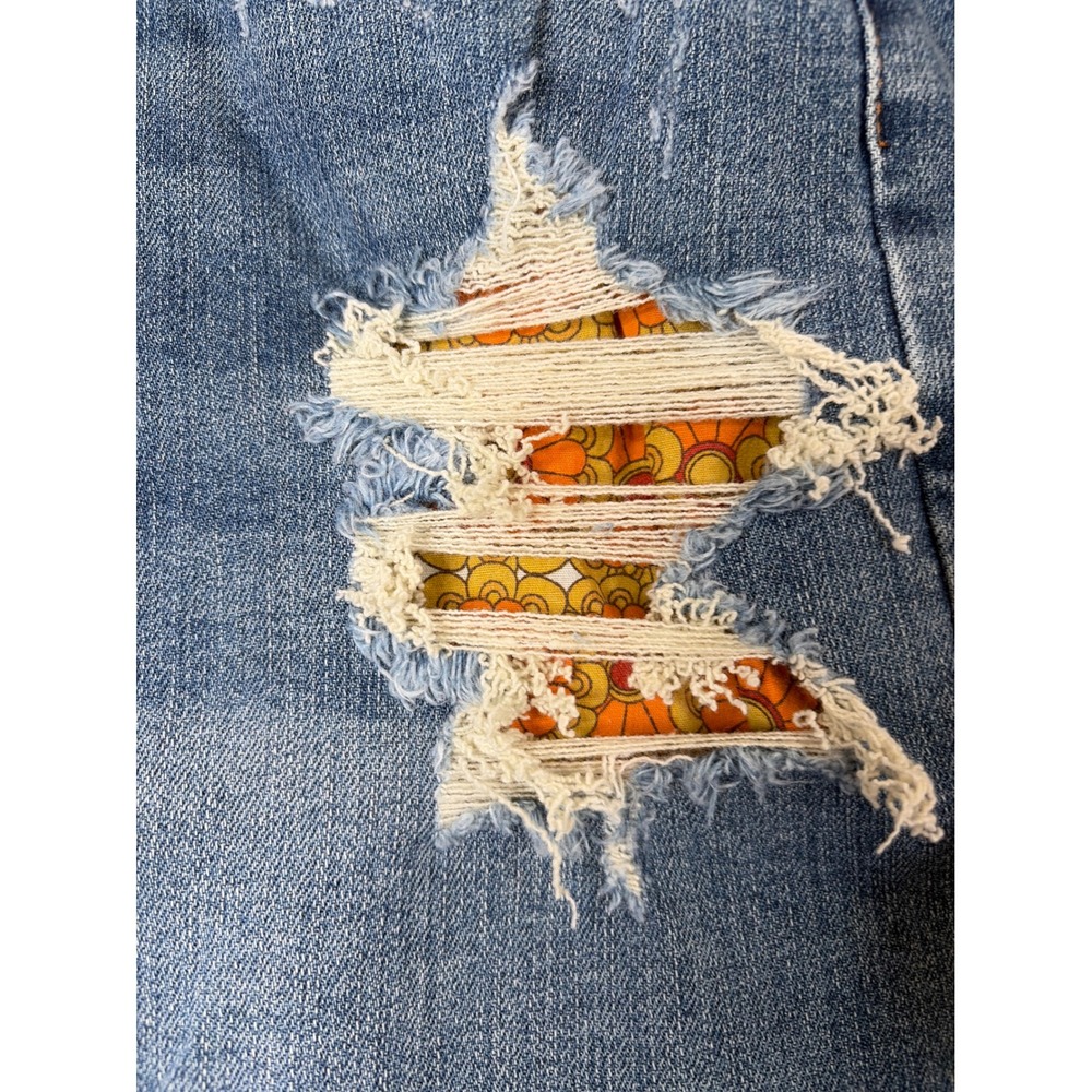 Judy Blue Retro Floral Patch Distressed Denim Shorts Medium Wash 2XL JB150135 - Picture 2 of 5